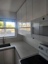 8450 Sunrise Lakes Blvd in Sunrise, FL - Building Photo - Building Photo