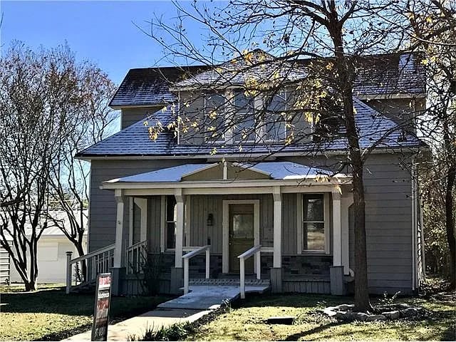 property at 915 W 5th St