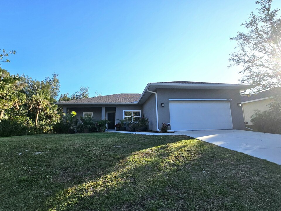 18209 Poston Ave in Port Charlotte, FL - Building Photo