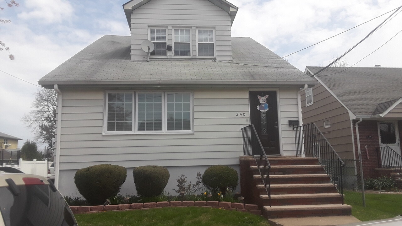 240 Rowland Ave in Clifton, NJ - Foto de edificio