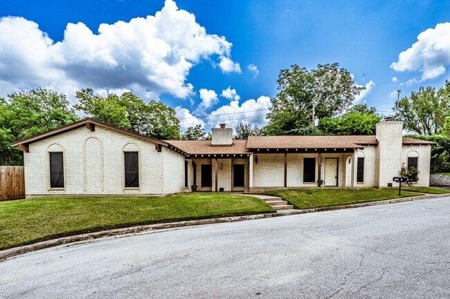 1914 Rosewood Ln in Huntsville, TX - Building Photo - Building Photo