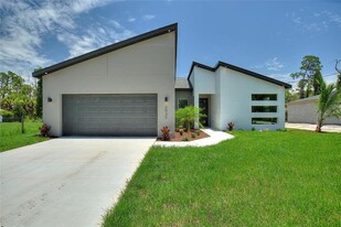 2214 Grandview Dr in North Port, FL - Building Photo