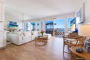 274 Dune Rd in Southampton, NY - Building Photo