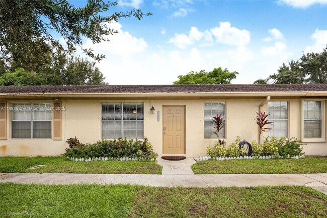 8004 SW 20th Pl in Davie, FL - Building Photo - Building Photo