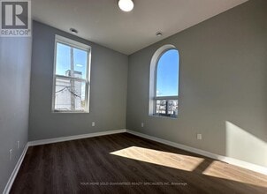 9 Wellington St E in Aurora, ON - Building Photo - Building Photo