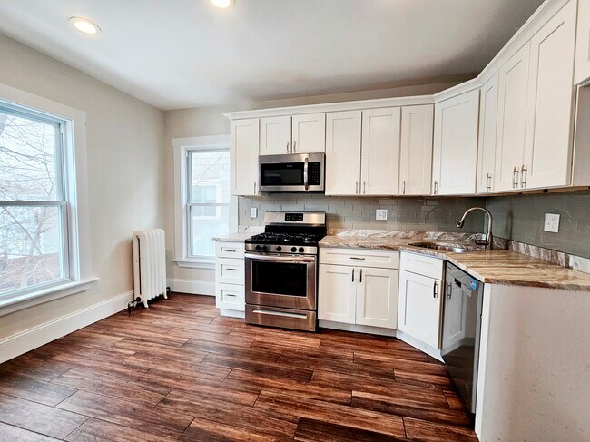 24 Mansfield St, Unit 2 in Boston, MA - Foto de edificio - Building Photo