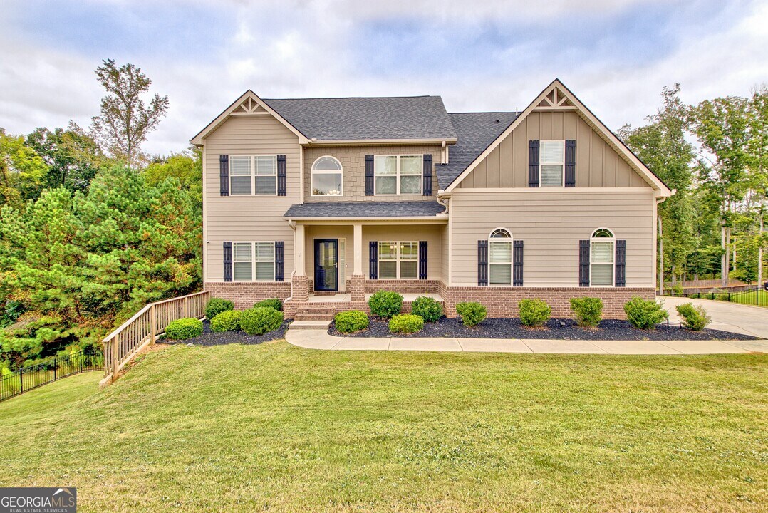 180 Charleston Dr in Senoia, GA - Building Photo