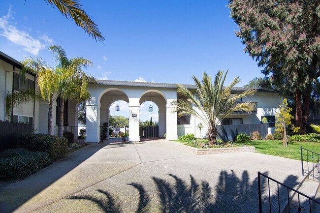 Twelve Oaks Apartments in Los Gatos, CA - Foto de edificio - Building Photo