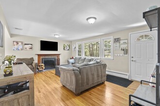 373 Hoyt St in Darien, CT - Building Photo - Building Photo