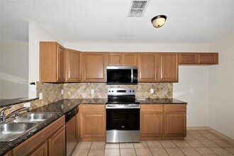 3905 Vista Mar Dr in Euless, TX - Foto de edificio - Building Photo