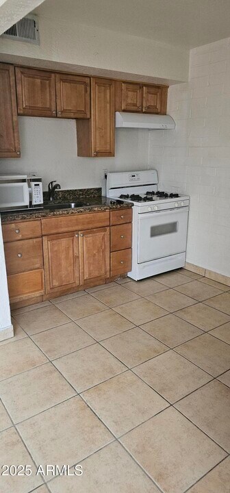 581 S California St in Chandler, AZ - Building Photo