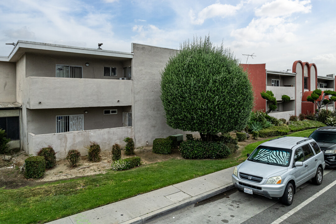 Town and Country in Long Beach, CA - Building Photo