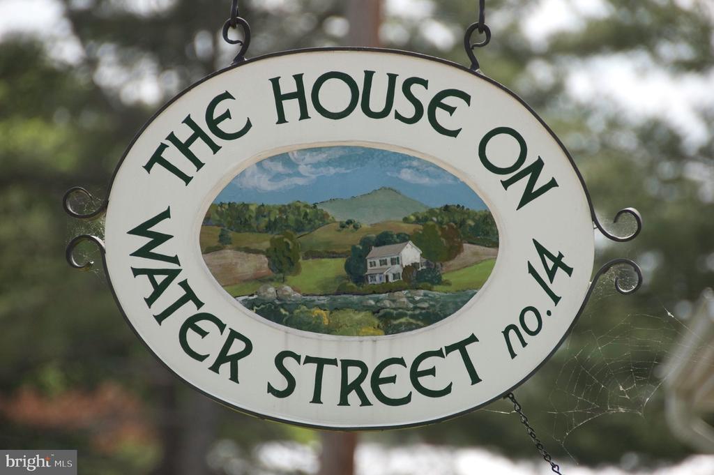 14 Water St in Sperryville, VA - Building Photo