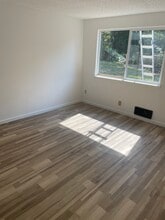 1922 87th Avenue Ct W in University Place, WA - Foto de edificio - Building Photo