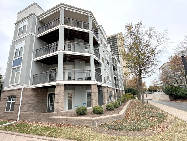 5575 Seminary Rd in Falls Church, VA - Foto de edificio - Building Photo