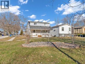 8060 HANDY in Windsor, ON - Building Photo