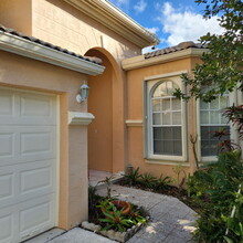 2018 Reston Cir in Royal Palm Beach, FL - Building Photo - Building Photo