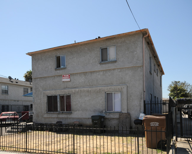 1023 W 110th St in Los Angeles, CA - Foto de edificio - Building Photo