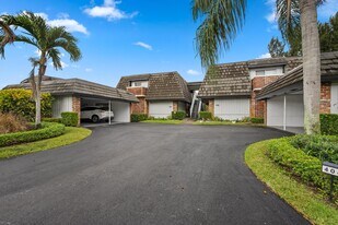 404 Pine Tree Ct in Atlantis, FL - Building Photo