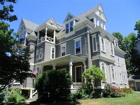 8 Cottage St in Newport, RI - Building Photo