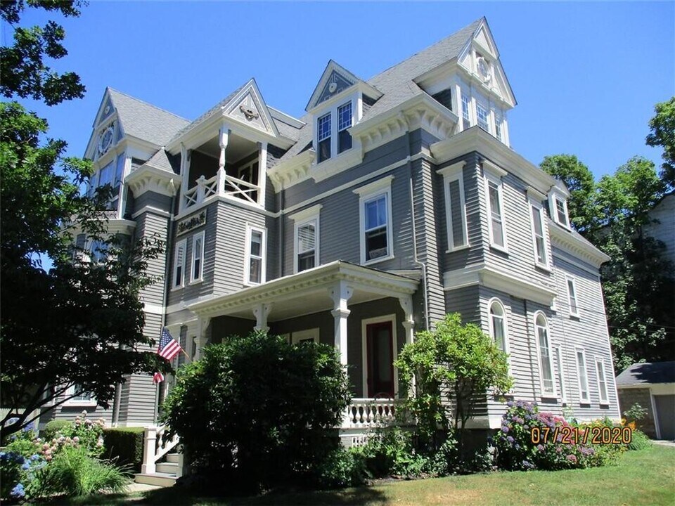 8 Cottage St in Newport, RI - Building Photo