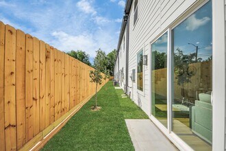 2430 Harrington St in Houston, TX - Building Photo - Building Photo