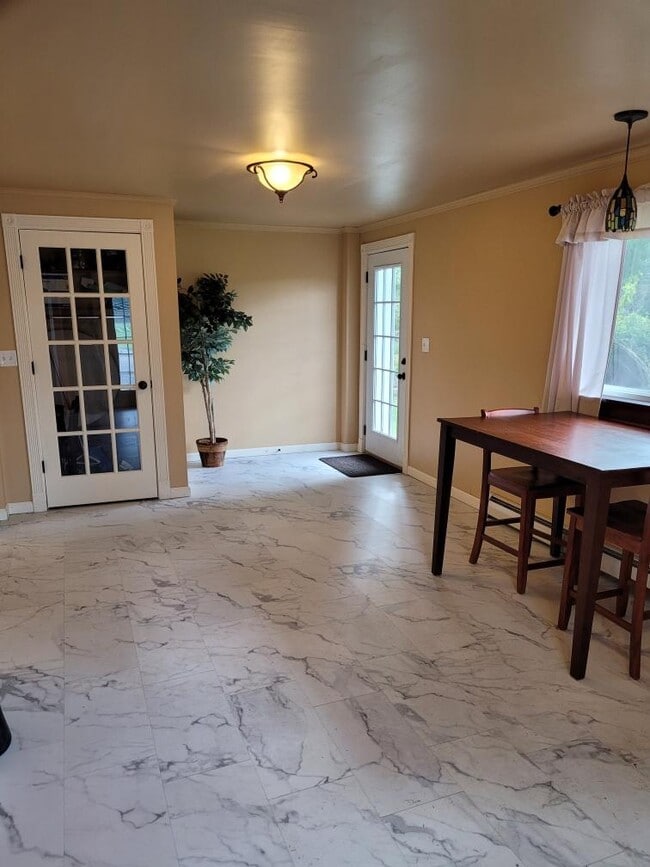 136 Main St, Unit Apartment in Binghamton, NY - Building Photo - Building Photo