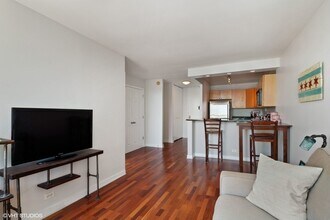 655 W Irving Park Rd in Chicago, IL - Building Photo - Building Photo