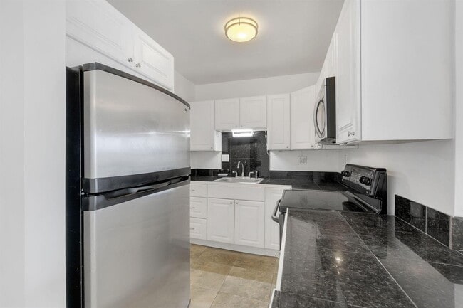 3040 NE 16th Ave, Unit 408 in Oakland Park, FL - Foto de edificio - Building Photo