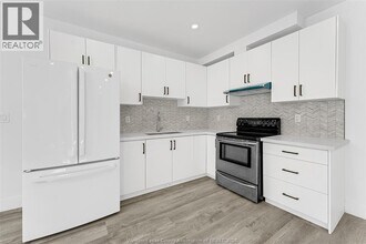 407 HALL A in Windsor, ON - Building Photo - Building Photo