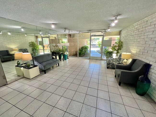 2055 E Broadway in Long Beach, CA - Building Photo - Building Photo