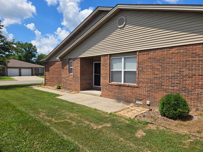 817 Emma Dr in Seymour, IN - Foto de edificio - Building Photo