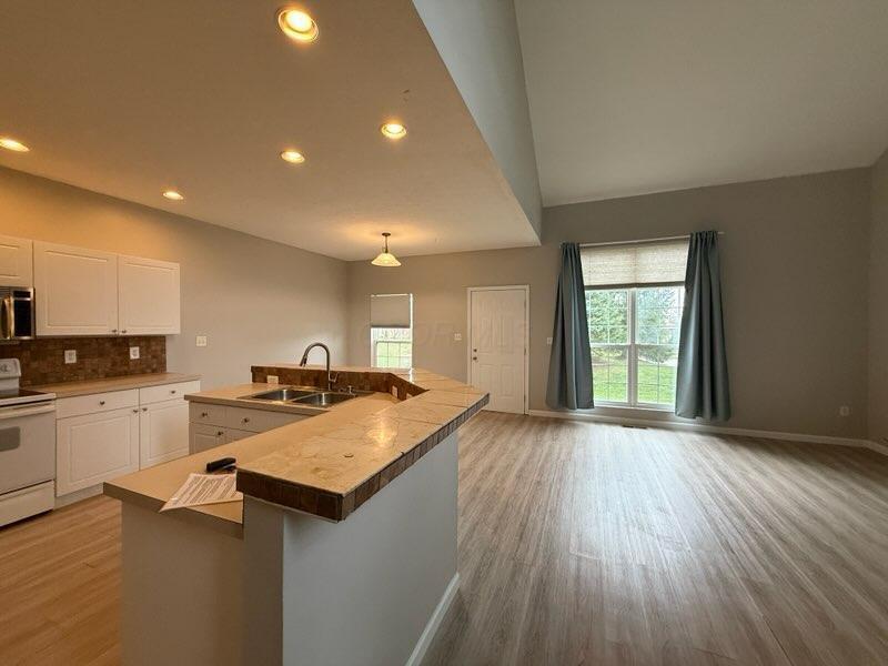 562 Spring Valley Dr in Lewis Center, OH - Building Photo