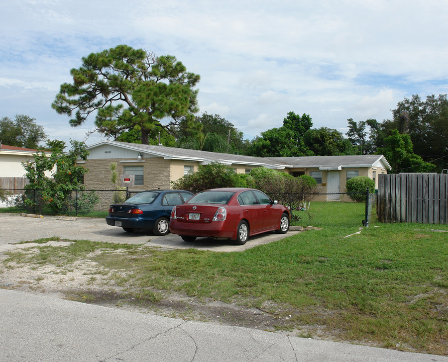 2525-2541 NE 192nd St in Miami, FL - Building Photo