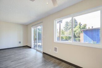 Royal Pines in Beaverton, OR - Foto de edificio - Building Photo