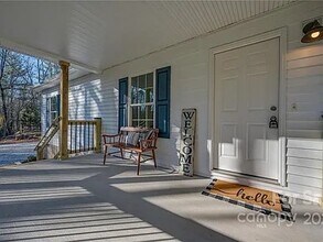 389 Old Clear Creek Rd in Hendersonville, NC - Foto de edificio - Building Photo