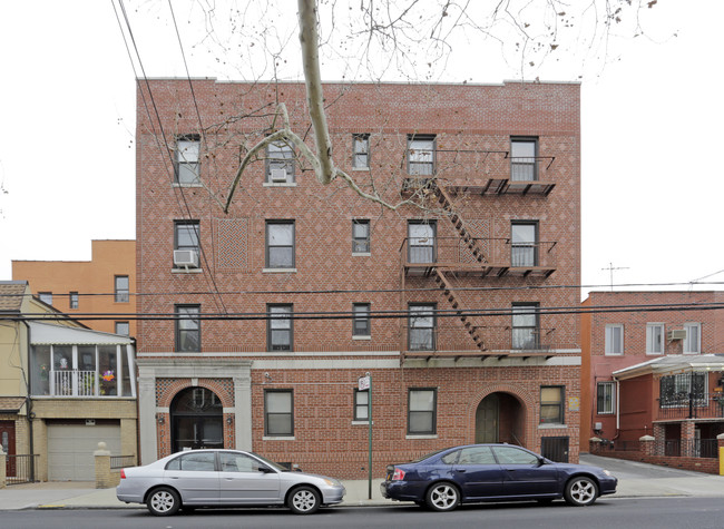 2357 33rd St in Astoria, NY - Foto de edificio - Building Photo