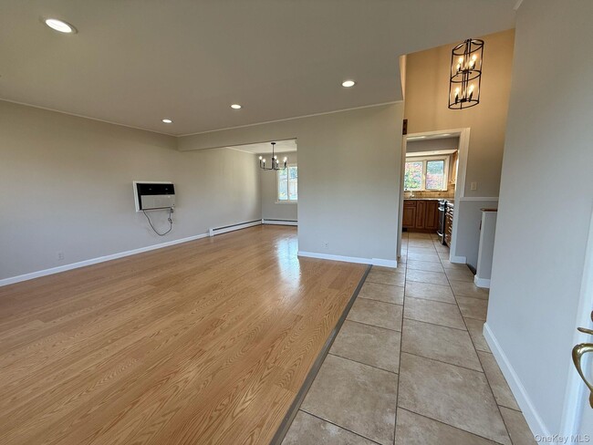 6 Sherman Ave in Plainview, NY - Building Photo - Building Photo