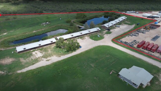 126 Alton Ave in Charlotte, TX - Foto de edificio - Building Photo