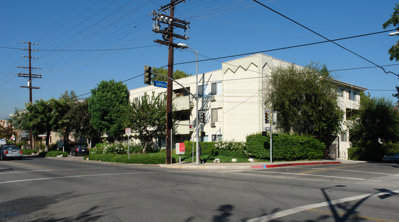 5000 Coldwater Terrace in Valley Village, CA - Foto de edificio