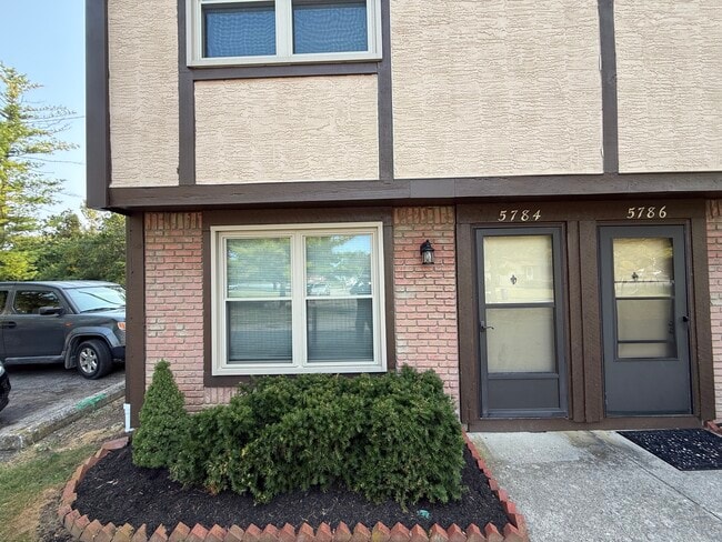 5784 Pepperwood Ct, Unit 5784 in Galloway, OH - Foto de edificio - Building Photo