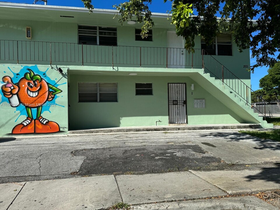 201 NW 77th St in Miami, FL - Building Photo