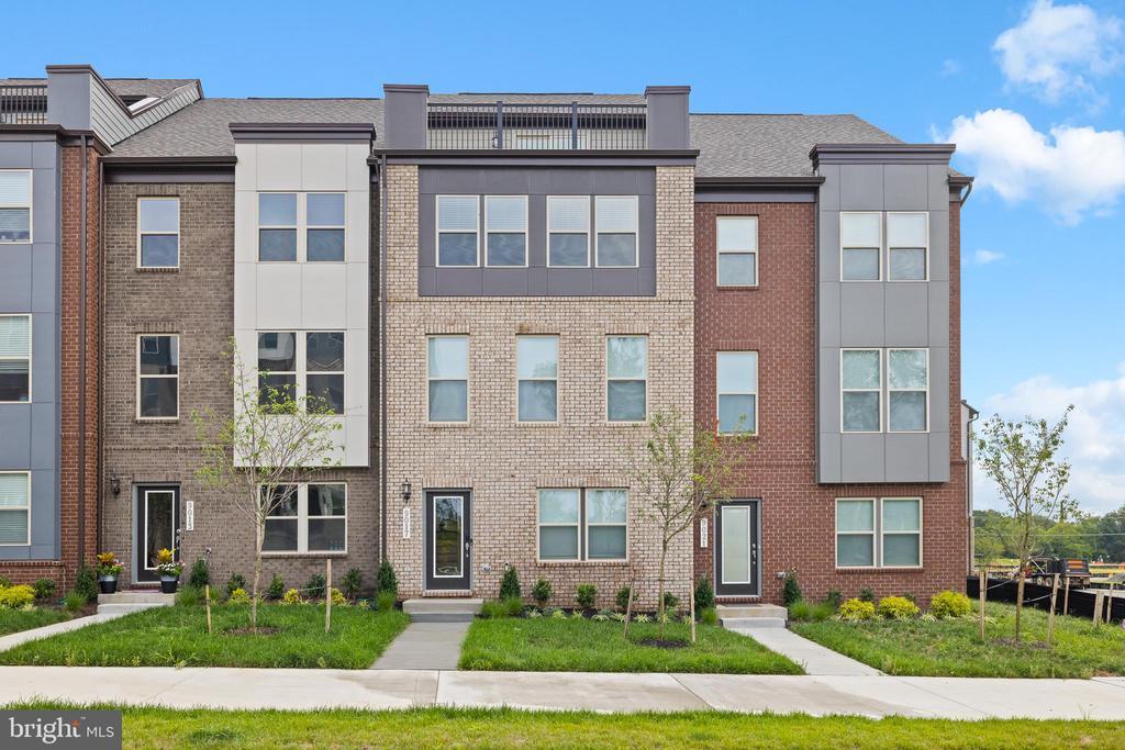 9017 Katherine Johnson Ave in Manassas, VA - Building Photo
