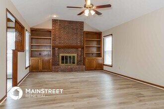 905 NW Delwood Dr in Blue Springs, MO - Foto de edificio - Building Photo