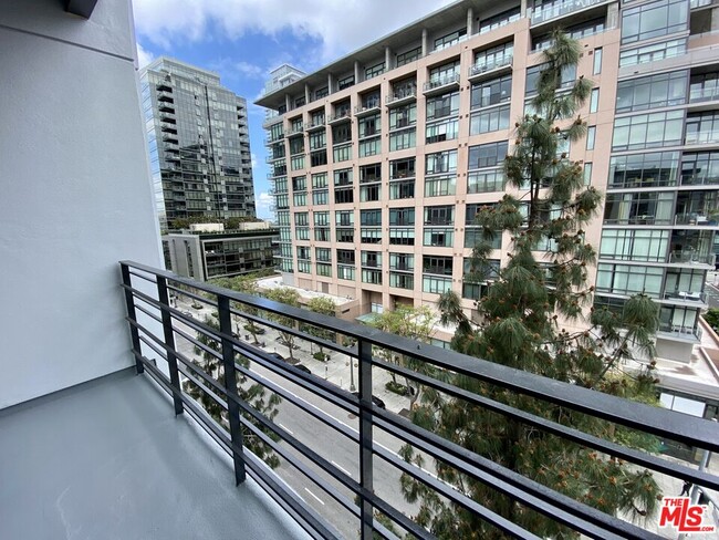 330 W 11th St in Los Angeles, CA - Building Photo - Building Photo