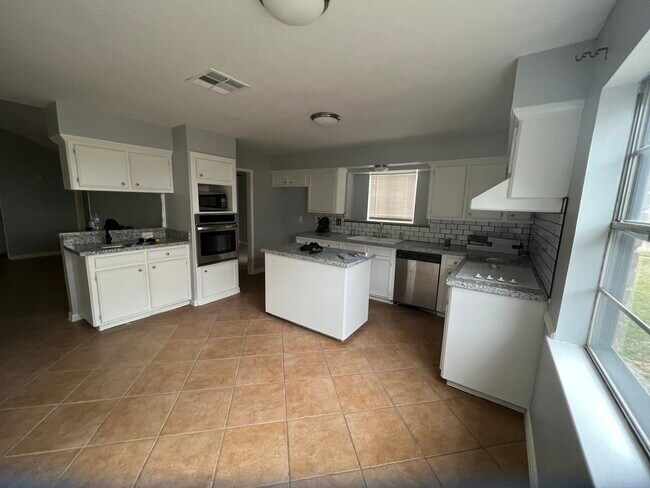14715 Spring Lake Dr in Houston, TX - Building Photo - Building Photo