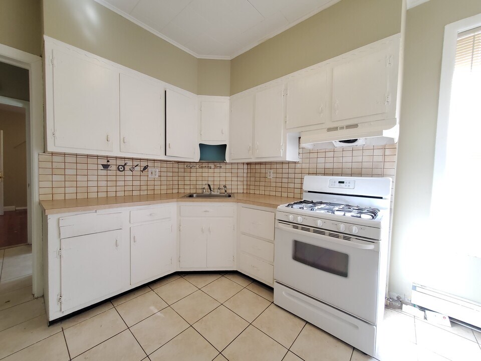 237 Bayview Ave, Unit 2 in Jersey City, NJ - Building Photo