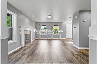 941 Coho St in Molalla, OR - Foto de edificio - Building Photo