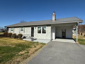1504 Muddy Creek Rd in Blountville, TN - Foto de edificio - Building Photo