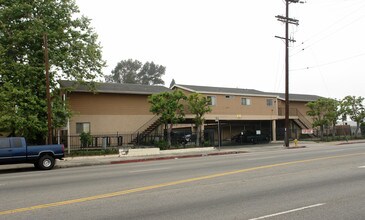 Woodman Apartments in Van Nuys, CA - Foto de edificio - Building Photo